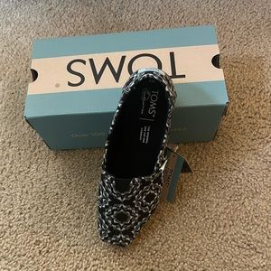 NWT- Tom’s women size 5 black and white loafer
